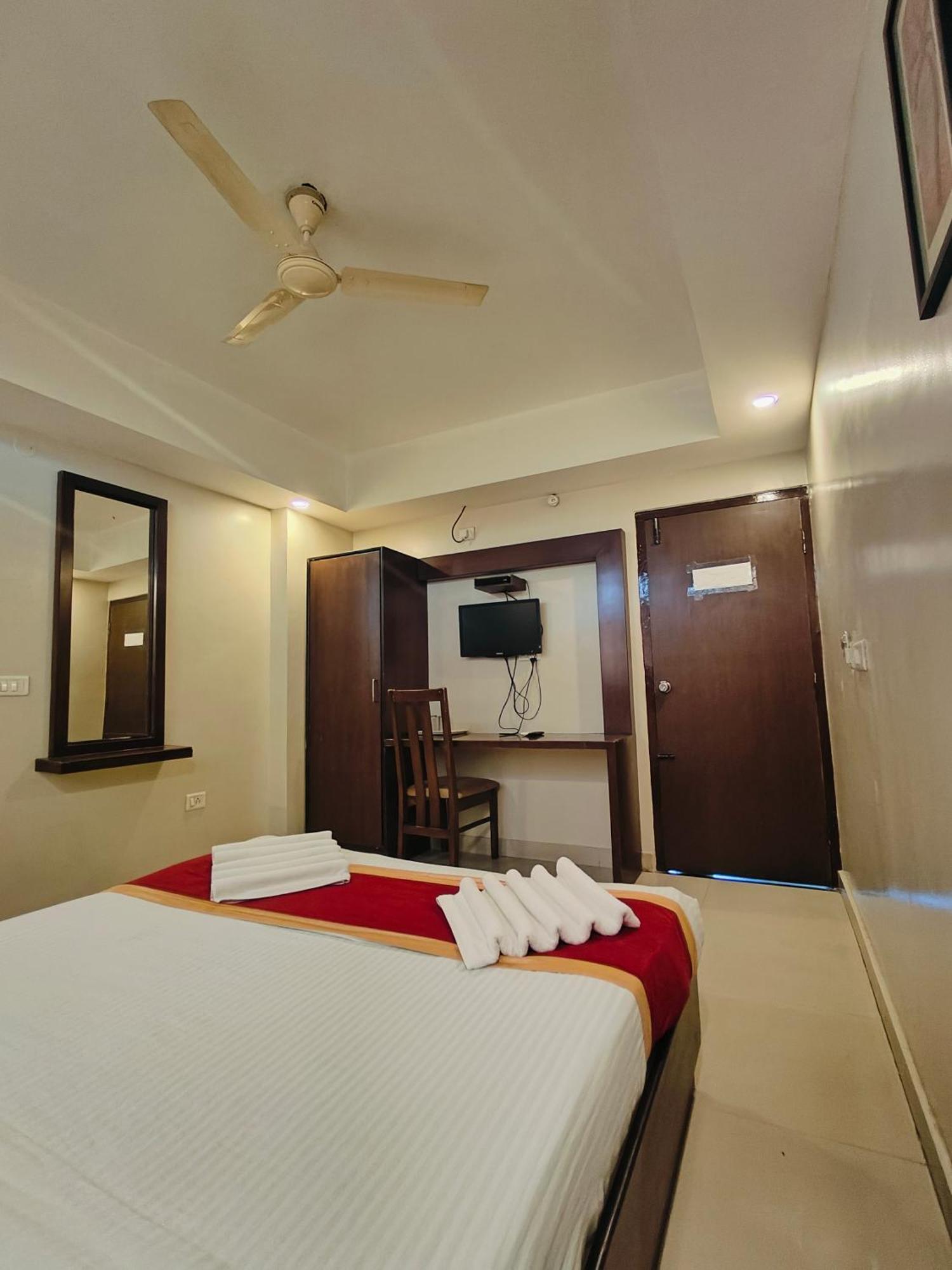 Green Wood Inn Mysore Near Palace Exterior photo